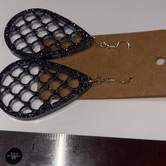 Handmade epoxy resin mermaid scale earrings - dark gunmetal grey glitter - Picture 4 of 4